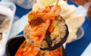 ăn kimbap có béo không, 1 cơm cuộn bao nhiêu calo, chiên, lá rong biển, gạo lứt, hộp, tam giác, 100g, trong, phần, một